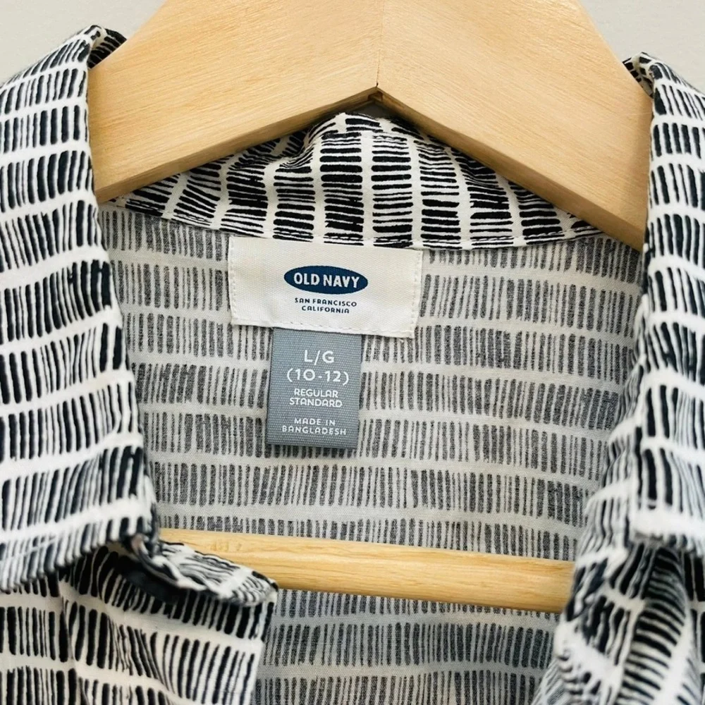Old Navy boys button down shirt size L (10/12)